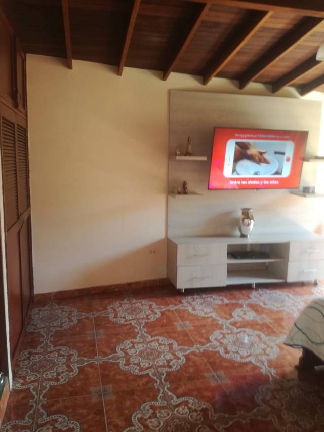 VENDO CASA AMPLIA EN BUENOS AIRES