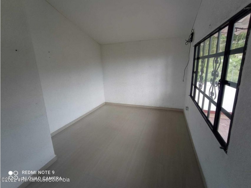 Vendo Casa en  Centro El Colegio M.C22-2525