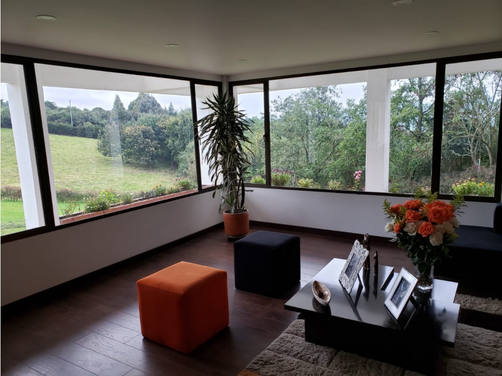 VENTA HERMOSA CASA EN ALTOS DE YERBABUENA -Cerca Castillo Marroquín