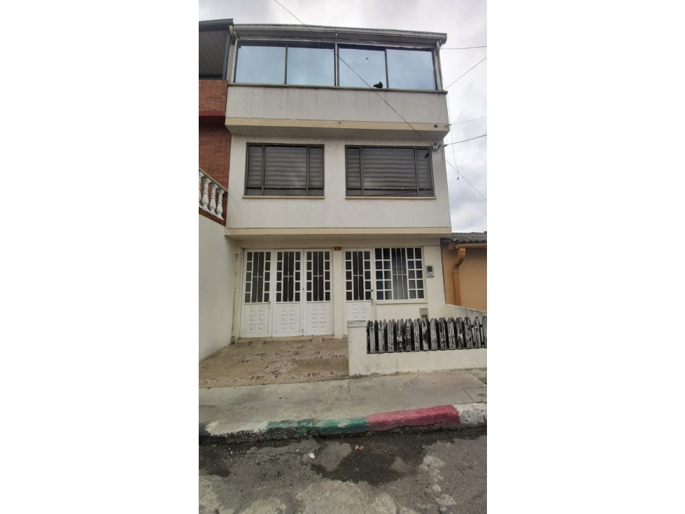 SE VENDE CASA DE 3 PISOS BARRIO LAS PIEDRAS FACATATIVA